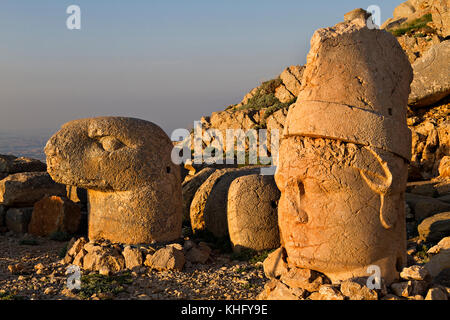 Statuen auf dem Mt nemrut bei Sonnenaufgang in Adiyaman, Türkei. Stockfoto