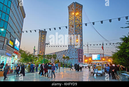 Teheran, Iran - Oktober 11, 2017: der belebten Einkaufsstraße neben der modernen Konstruktionen von Imam Hossein Platz, am 11. Oktober in Teheran. Stockfoto