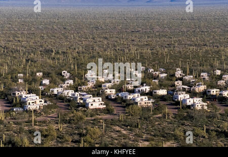 Twin Peaks ist eine von nur zwei Orte, an denen die Besucher können über Nacht im Organ Pipe Cactus National Monument, 517 Quadratmeilen (1338 Quadratkilometer) in der Sonora Wüste im südlichen Arizona, USA abdeckt. Der Park ist der einzige Ort in den Vereinigten Staaten, in denen das Organ Pipe Cactus (Stenocereus thurberi) wild wächst. Die meisten dieser Wildnis war von 2003 bis 2014 geschlossen wegen der Gefahr für die Öffentlichkeit von der Droge Läufer und illegale Einwanderer, die die Grenze überschreiten, das die US-park Aktien mit Mexiko. Der Campingplatz verfügt über 208 Stellplätze für Wohnmobile (RVs) und Zelte. Stockfoto