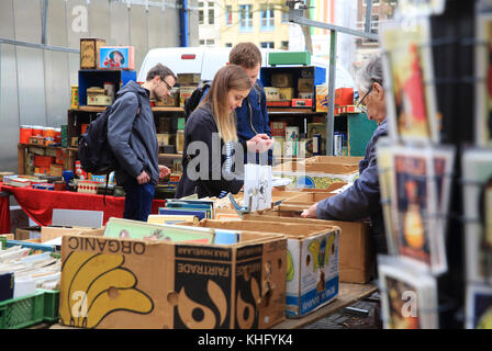 Die beliebten und lebhaften Waterlooplein Flohmarkt, in Amsterdam, in den Niederlanden, in Nord Europa Stockfoto