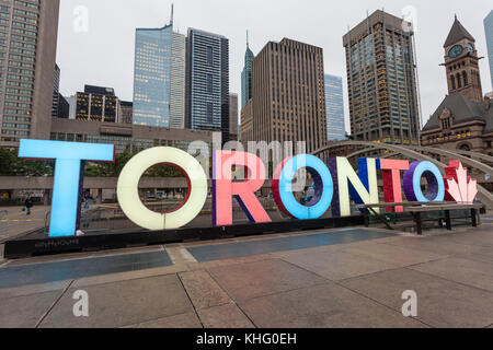 Toronto, Kanada - 13.Oktober 2017: Bunt beleuchtete Toronto Schild am Nathan Phillips Square in Toronto, Kanada Stockfoto