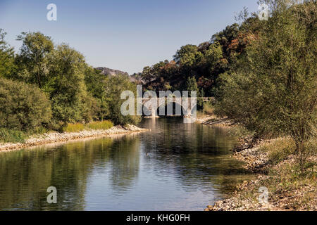 Montenegro - die dreifach gewölbte Steinbrücke über den Fluss Rijeka Crnojevića, einem Nebenfluss des Skadar-Sees Stockfoto