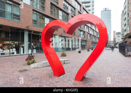 Toronto, Kanada - 13.Oktober 2017: rote Herzen am historischen Distillery District in Toronto, der Provinz Ontario, Kanada. Stockfoto