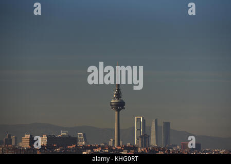 Madrid, Spanien. 16 Nov, 2017 einen allgemeinen Blick durch Smog von Madrid Skyline. Credit: Jorge Sanz/Pacific Press/alamy leben Nachrichten Stockfoto