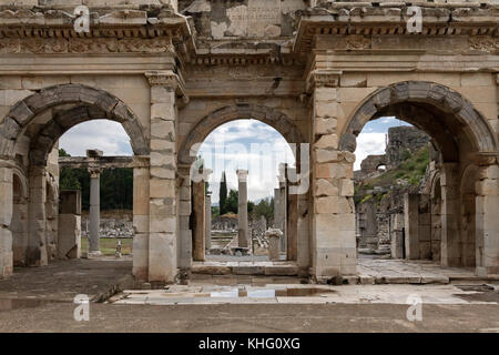 Römische Tor in die öffentlichen Agora in den Ruinen von Ephesus, Türkei. Stockfoto