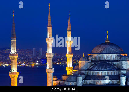 Die Blaue Moschee und die Lichter der Stadt in Istanbul, Türkei, die in der Dämmerung. Stockfoto