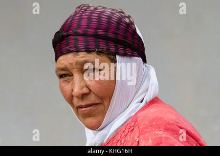 Porträt einer kurdischen Frau in traditionelle Kopfbedeckung, in Diyarbakir, Türkei. Stockfoto