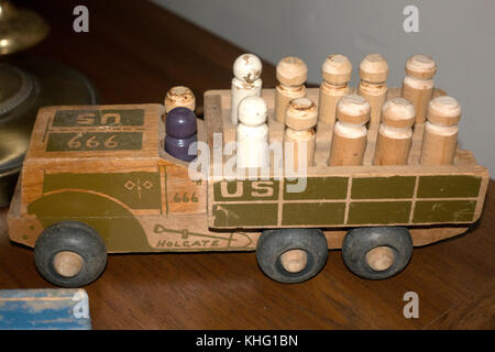 Holz- us-militär Spielzeug peg LKW-Transporte Soldaten. champlin Minnesota mn Usa Stockfoto