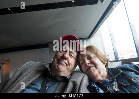 "Infamous"-Fotograf Steve skjold feiert sein 50 Jahr der Ehe mit seiner Braut Maria am Guthrie Theater. Minneapolis Minnesota mn Usa Stockfoto