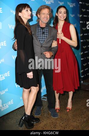 NEW YORK, NY – 21. MAI: William H. Macy, Emmy Rossum und Nancy Pimental sprechen auf der Bühne des Shamless-Panels während des 2017 Vulture Festivals in den Milk Studios am 21. Mai 2017 in New York City Stockfoto