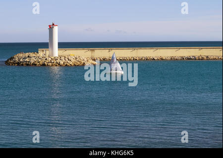 International 420 Klasse Dinghy Segelboot Ankunft in Port Vauban in der französischen riviera Stockfoto