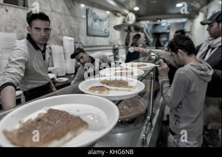 Habibah arabisch Sweet Shop, die eine beliebte Wüste namens kunafah mit nabulsi Käse gemacht. Amman Jordanien, Naher Osten Stockfoto