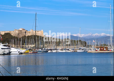 Port Vauban von Antibes (Französische Riviera) im Winter. Im Hintergrund der südöstlichen Alpen. Stockfoto