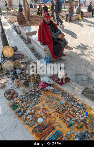 Street Market Trader mit seiner Katze, Amman, Jordanien, Naher Osten Stockfoto