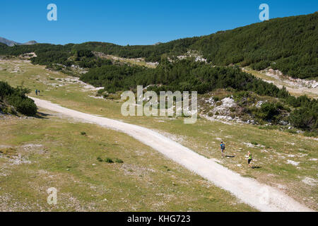 VOGEL BERG, SLOWENIEN - 30. AUGUST 2017: Aus der Vogelperspektive einer nicht identifizierbaren Gruppe von Bergwanderern, die auf Wanderwegen in beliebtem Reiseziel spazieren Stockfoto
