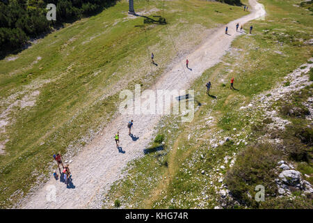 VOGEL BERG, SLOWENIEN - 30. AUGUST 2017: Aus der Vogelperspektive einer nicht identifizierbaren Gruppe von Bergwanderern, die auf Wanderwegen in beliebtem Reiseziel spazieren Stockfoto