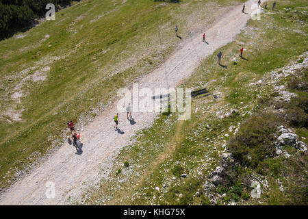 Vogel Berg, Slowenien - 30. August 2017: Luftaufnahme von Nicht identifizierbare Gruppe von bergwanderer Spaziergang entlang der Wanderweg in beliebtes Reiseziel Stockfoto