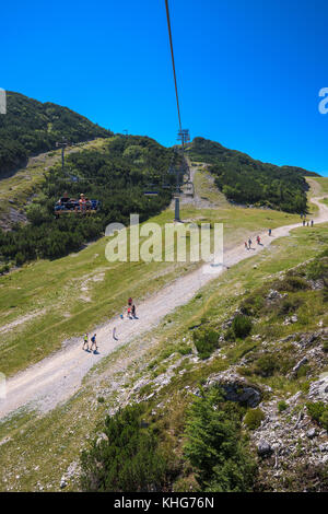 VOGEL BERG, SLOWENIEN - 30. AUGUST 2017: Aus der Vogelperspektive einer nicht identifizierbaren Gruppe von Bergwanderern, die auf Wanderwegen in beliebtem Reiseziel spazieren Stockfoto