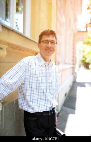 Porträt eines Mannes auf der Straße Stockfoto