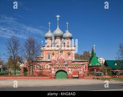 Alte Kirche am unteren Rand debre in Kostroma während der Osterwoche. Über dem Eingang befindet sich die Inschrift "Christus ist auferstanden" Stockfoto