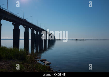 Eine der längsten Brücken Europas, die die Insel Öland mit der Stadt Kalmar verbindet Stockfoto