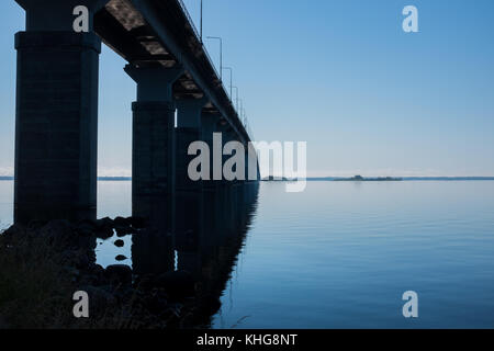 Eine der längsten Brücken Europas, die die Insel Öland mit der Stadt Kalmar verbindet Stockfoto