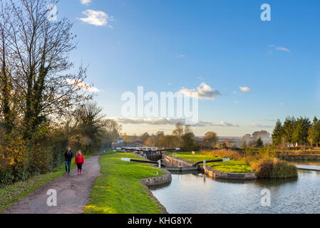 Spaziergänger auf Fußweg, der neben dem Flug von Caen Hill Schlösser, Kennet und Avon, Devizes, Wiltshire, England, Großbritannien Stockfoto