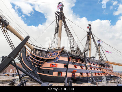 HMS Victory, das Flaggschiff von Nelson in der Schlacht von Trafalgar, Portsmouth Historic Dockyard, Hampshire, England, Großbritannien Stockfoto