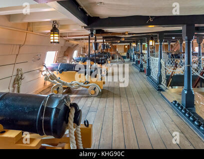 Gundeck auf HMS Victory, das Flaggschiff von Nelson in der Schlacht von Trafalgar, Portsmouth Historic Dockyard, Hampshire, England, Großbritannien Stockfoto