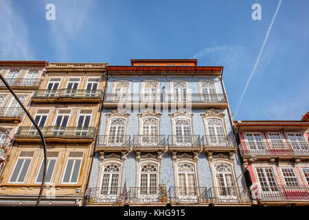 Blick auf die schönen alten Gebäude, Fassaden mit berühmten portugiesischen Kacheln auf der Straße in der Altstadt von Porto, Portugal Stockfoto
