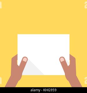 Zwei dunkelhäutige Hände halten weiße Blatt Stock Vektor