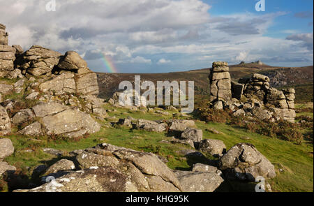 Blick von hound Tor in Dartmoor National Park mit Regenbogen haytor Stockfoto