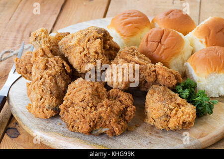 Fried Chicken und Abendessen Rollen auf einer hölzernen Platte Stockfoto