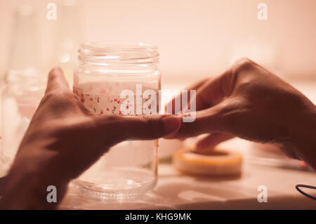 Junge Frau Hände, hausgemachte diy-Artwork Stockfoto