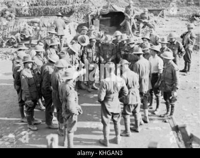 Eine Fotografie oder historische Anspielung auf das australische Two Up-Spiel, das häufig während des Anzac Day oder bei gesellschaftlichen Zusammenkünften gespielt wird, wobei oft Wetten und Münzen gedreht werden. Stockfoto