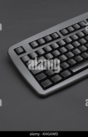 Schwarze Tastatur mit Blindfarbe QWERTY. Für Dateneingabe, E-Mail und Datenschutz, Darkweb, Daten-Cyberangriff, Technologiediebstahl in China, Cyber-Bedrohung, Hacktivismus Stockfoto