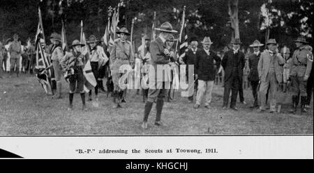 2 198103 Lord Robert Baden-Powell, Gründer der Pfadfinderbewegung, die sich mit einer Gruppe von Pfadfindern in Toowong, Brisbane, 1911 Stockfoto