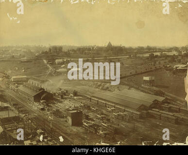 Ein historisches Foto von den Bahnhöfen der Roma Street in Brisbane, das 1897 einen Blick auf die Wickham Terrace zeigt. Das Bild erfasst die städtische Landschaft und die Verkehrsinfrastruktur der damaligen Zeit. Stockfoto