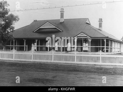 Dieses historische Foto zeigt das Krankenpflegepersonal auf der Veranda des Kanimla Hospital in Warwick, aufgenommen 1920. Das Bild zeigt die Uniformen der Krankenschwestern und die Architektur des Krankenhauses und bietet einen Einblick in die Gesundheitseinrichtungen der Zeit. Stockfoto