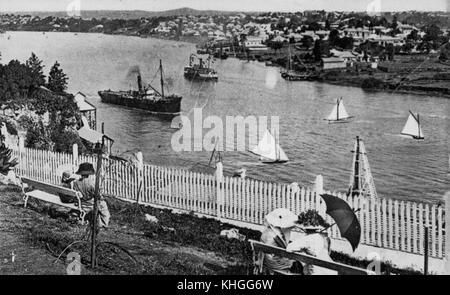 Dieses alte Foto, das um 1912 aufgenommen wurde, zeigt den Brisbane River von der Bowen Terrace aus und bietet einen Panoramablick auf den Fluss und die umliegende Landschaft, die Brisbane aus dem frühen 20. Jahrhundert widerspiegelt. Stockfoto