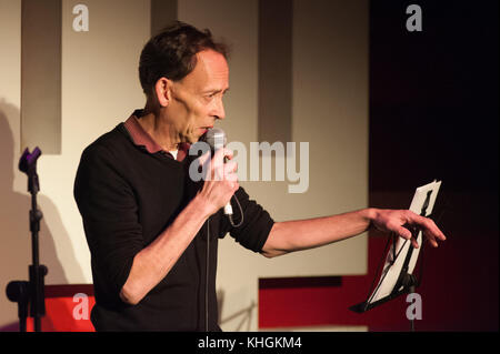 Birmingham, Großbritannien. 15 Nov, 2017. Steve lamacq präsentiert 'Going deaf for a Living" auf der Glee Club, Birmingham. Credit: Ken Harrison/alamy leben Nachrichten Stockfoto