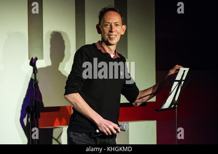 Birmingham, Großbritannien. 15 Nov, 2017. Steve lamacq präsentiert 'Going deaf for a Living" auf der Glee Club, Birmingham. Credit: Ken Harrison/alamy leben Nachrichten Stockfoto