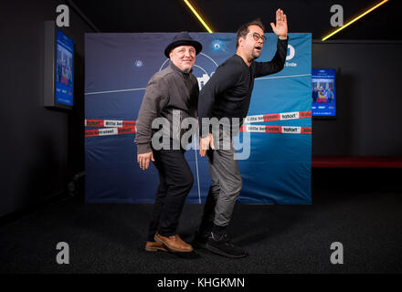 Münster, Deutschland. November 2017. Die Schauspieler Axel Prahl und Jan Josef Liefers (R) sind bei der filmischen Premiere des Tatorts Münster im Cineplex Münster am 16. November 2017 zu sehen. Am Sonntag (19. 11. 2017) der Regierungssender ARD wird die Episode „Gott ist auch nur ein Mensch“ zur regulären Zeit ausstrahlen: 20:15 Uhr. Quelle: Guido Kirchner/dpa/Alamy Live News Stockfoto