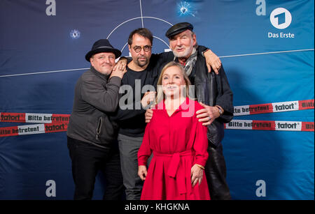 Münster, Deutschland. November 2017. Die Schauspieler Axel Prahl (L-R), Jan Josef Liefers, Christine Urspruch und Claus D. Clausnitzer sind bei der filmischen Premiere des Tatorts Münster im Cineplex Münster am 16. November 2017 zu sehen. Am Sonntag (19. 11. 2017) der Regierungssender ARD wird die Episode „Gott ist auch nur ein Mensch“ zur regulären Zeit ausstrahlen: 20:15 Uhr. Quelle: Guido Kirchner/dpa/Alamy Live News Stockfoto