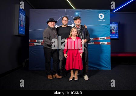 Münster, Deutschland. November 2017. Die Schauspieler Axel Prahl (L-R), Jan Josef Liefers, Christine Urspruch und Claus D. Clausnitzer sind bei der filmischen Premiere des Tatorts Münster im Cineplex Münster am 16. November 2017 zu sehen. Am Sonntag (19. 11. 2017) der Regierungssender ARD wird die Episode „Gott ist auch nur ein Mensch“ zur regulären Zeit ausstrahlen: 20:15 Uhr. Quelle: Guido Kirchner/dpa/Alamy Live News Stockfoto