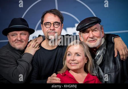 Münster, Deutschland. November 2017. Die Schauspieler Axel Prahl (L-R), Jan Josef Liefers, Christine Urspruch und Claus D. Clausnitzer sind bei der filmischen Premiere des Tatorts Münster im Cineplex Münster am 16. November 2017 zu sehen. Am Sonntag (19. 11. 2017) der Regierungssender ARD wird die Episode „Gott ist auch nur ein Mensch“ zur regulären Zeit ausstrahlen: 20:15 Uhr. Quelle: Guido Kirchner/dpa/Alamy Live News Stockfoto