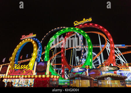 Hyde Park, London, 16. November 2017. Barth's Olympia Looping oder Munich Looping bei Nacht, beleuchtete, größte tragbare Achterbahn aus Stahl in der Welt im Winter Wonderland, Hyde Park, London, Großbritannien. Credit: Imageplotter Nachrichten und Sport/Alamy Live News Stockfoto