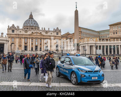 Italienisches Polizeiauto umgeben von asiatischen Touristen auf dem Petersplatz, Vatikanstadt. Die terroristische Bedrohung ist nach wie vor hoch. Stockfoto