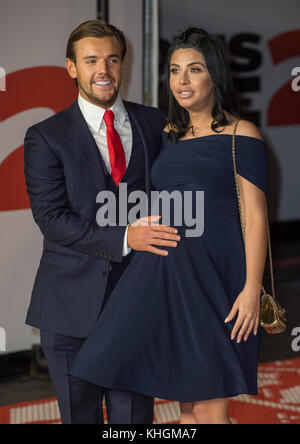 London, Großbritannien. November 2017. Nathan Massey und Cara de la Hoyde kommen am 16. November 2017 bei der britischen Premiere von „Daddy's Home 2“ im Vue West End in London an. Quelle: Gary Mitchell/Alamy Live News Stockfoto