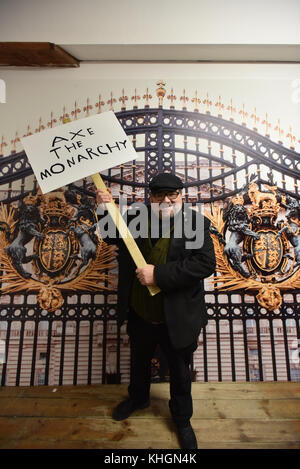 Camden Market, London, Großbritannien. 17.. November 2017. Morrissey Pop-up-Shop in Camden Markt, um sein neues Album Low in High School zu starten. Fans stehen seit gestern Nachmittag in der Schlange. Kredit: Matthew Chattle/Alamy Live Nachrichten Stockfoto